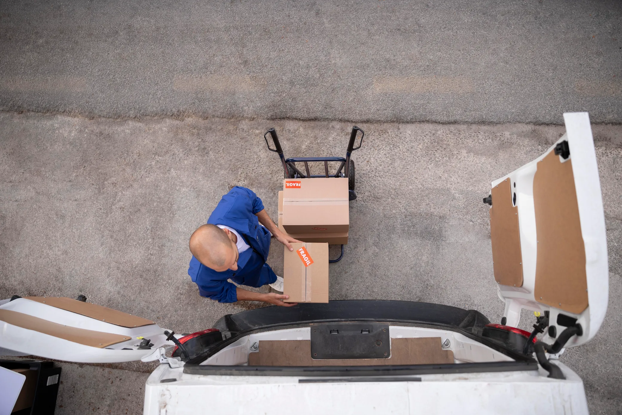 full-shot-delivery-man-holding-box (1) full-shot-delivery-man-holding-box (1)